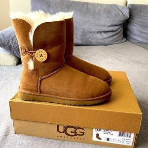 Ugg W Bailey Button boots, size 6 in excellent condition, comes in a box